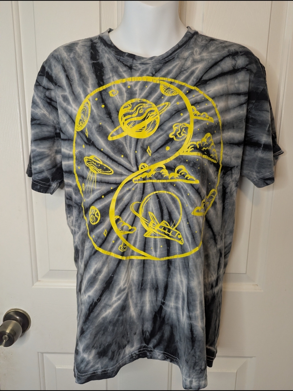 INTO THE AM Graphic Tee Mens Medium M Cosmic Balance Celestial Yin Yang Tie Dye
